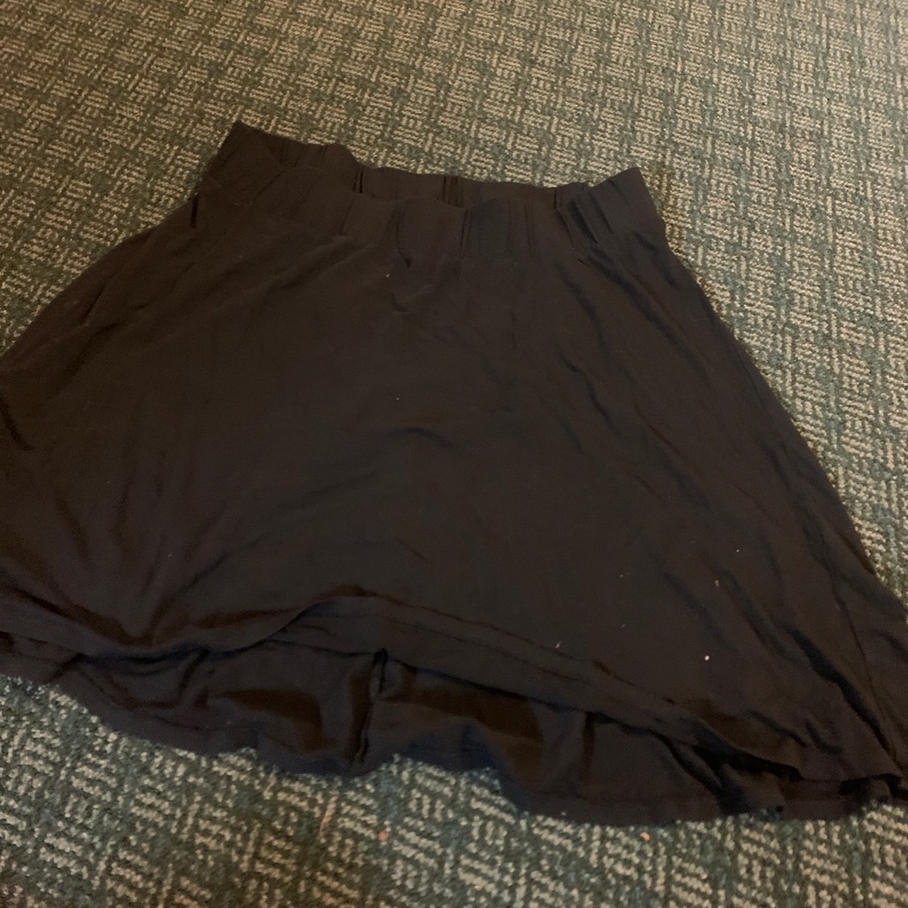 Liz Lange medium black flowy skirt